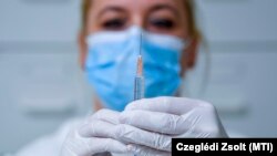 Një doktoreshë në Hungari bëhet gati që të administrojë vaksinën e Pfizer-BioNTech më 27 dhjetor. 