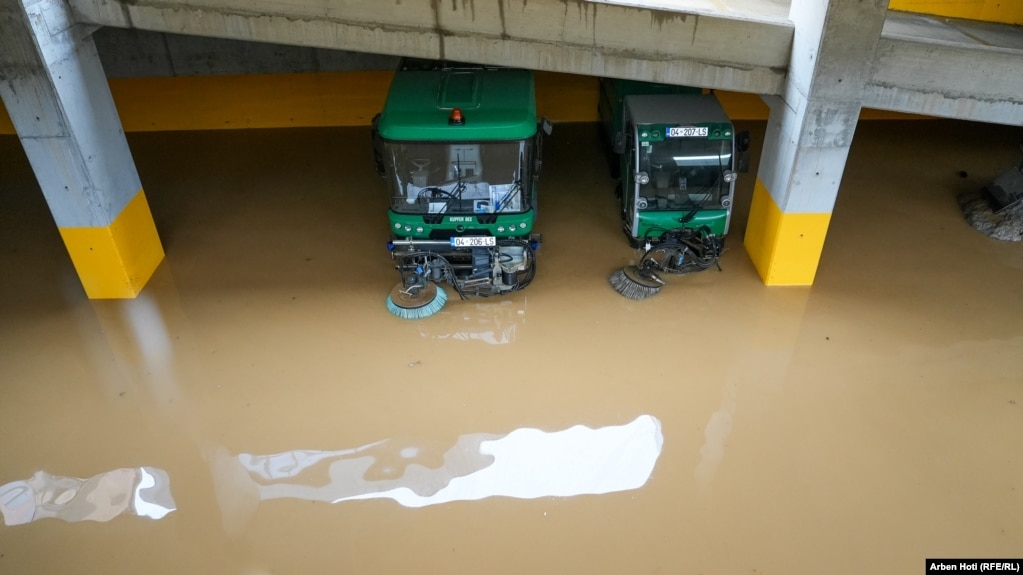 Për shkak të vërshimeve, autoritetet në Malishevë njoftuan se do të shtynin nisjen e gjysmëvjetorit të dytë shkollor.