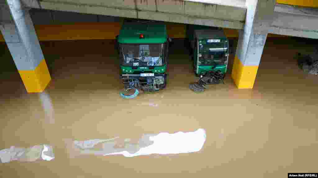 Zbog poplava, vlasti u Mališevu su saopštile da će odgoditi početak drugog polugodišta školske godine.