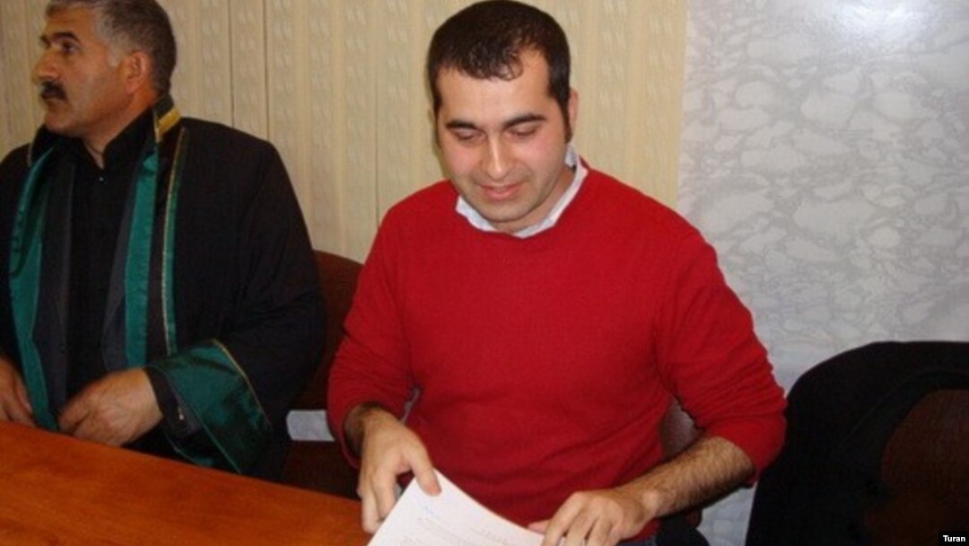 Bəxtiyar Hacıyev (sağda) onun işinə baxan məhkəmə proseslərindən birində, 8 aprel 2011-ci il.