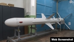 Крилата протикорабельна ракета Р-360 комплексу «Нептун» на заводі у Києві, вересень 2020 року