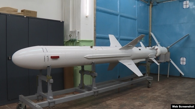 Крилата протикорабельна ракета Р-360 комплексу «Нептун» на заводі у Києві, вересень 2020 року