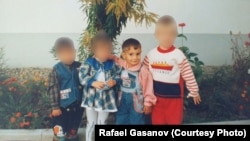 Рафаэль Гасанов в детстве с воспитанниками SOS — детской деревни.