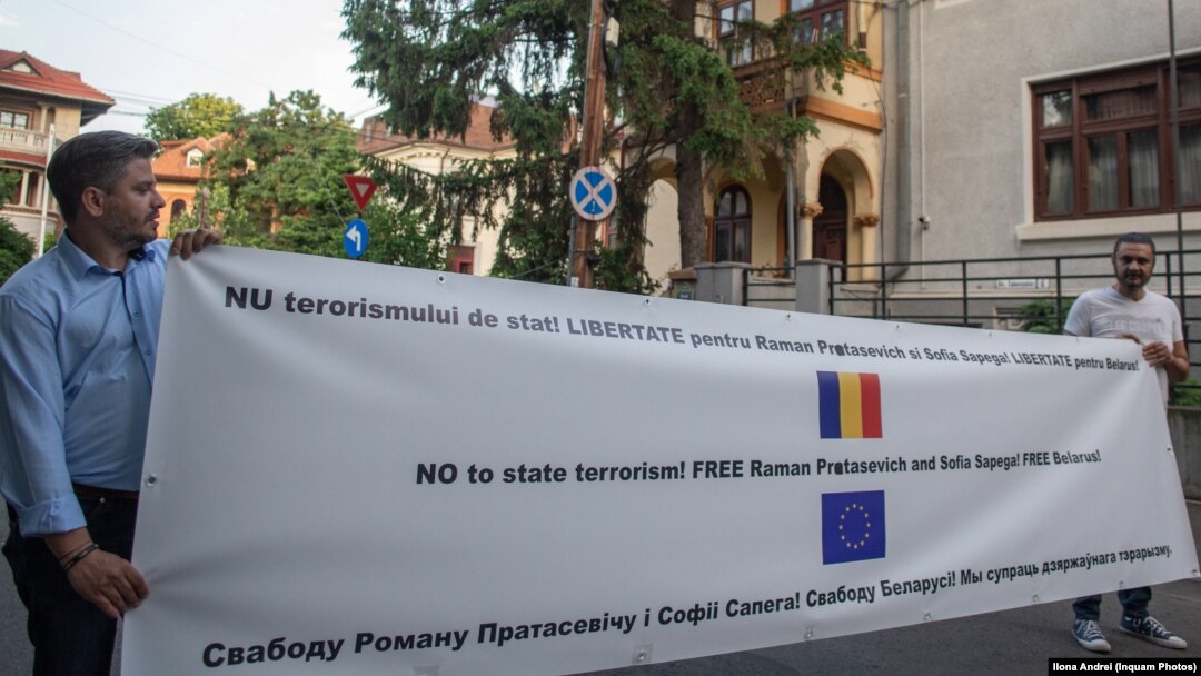 Protest în semn de solidaritate cu jurnalistul Roman Protasevici, în fața Ambasadei Republicii Belarus în România, 25 mai 2021.