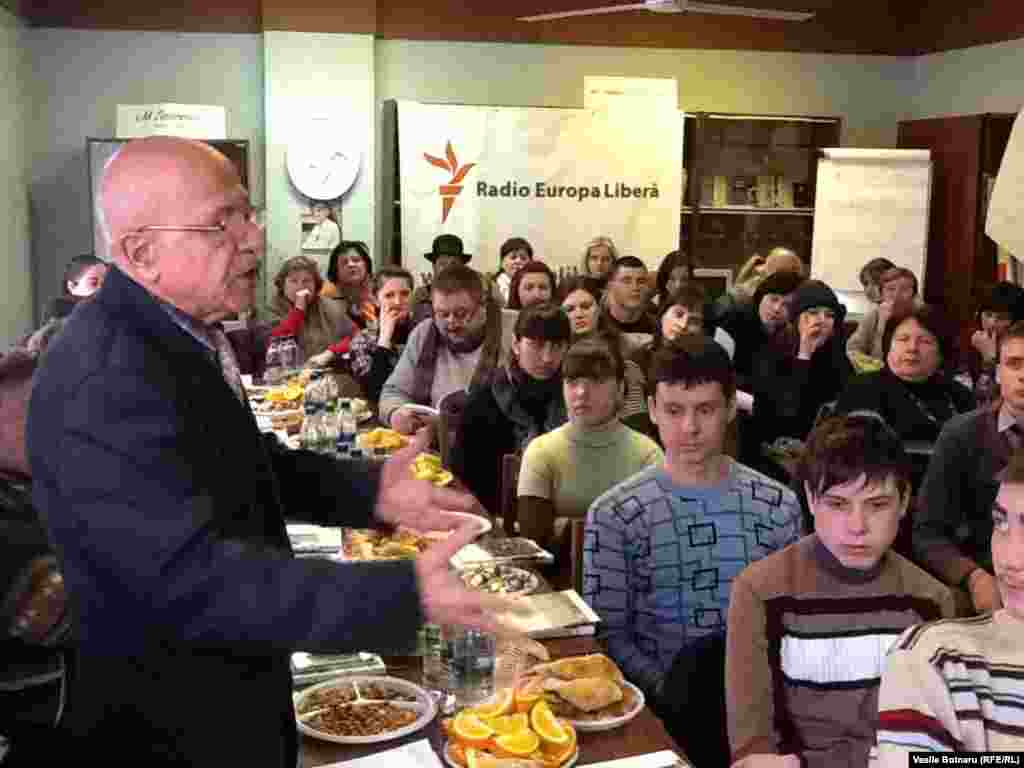 Cu scriitorii noștri dragi...