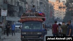 Palestinezët duke u larguar nga Qyteti i Gazës.