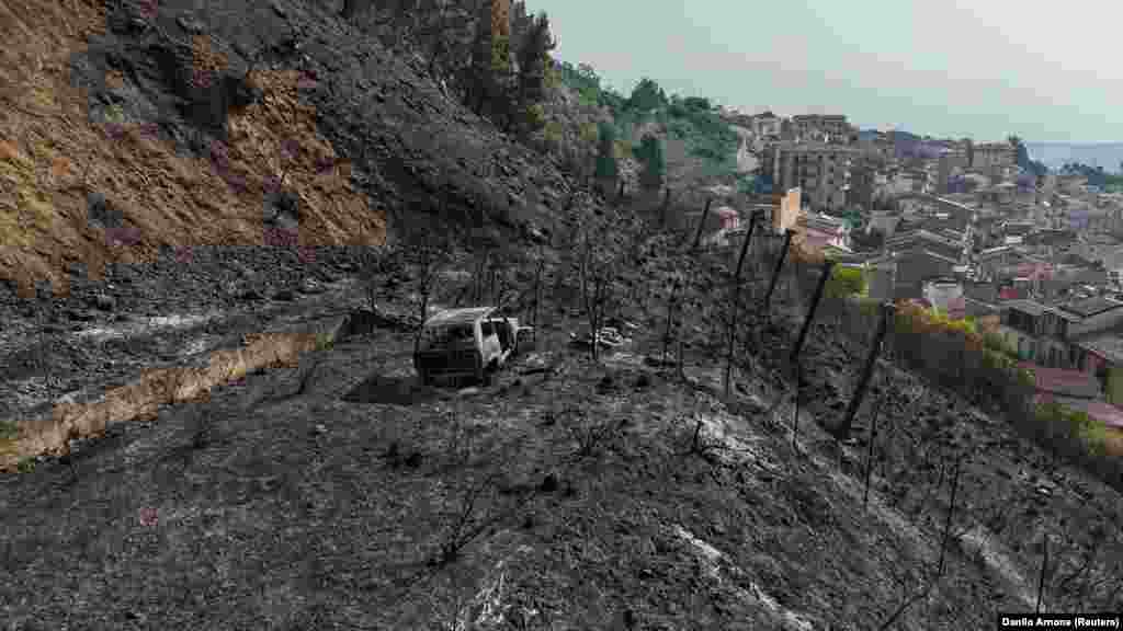 Kjo fotografi e bërë me dron tregon shkatërrimin që kanë pas zjarret në Kastronovo di Sicilia, në Sicili të Italisë më 22 korrik 2026.