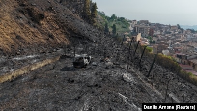 Kjo fotografi e bërë me dron tregon shkatërrimin që kanë pas zjarret në Kastronovo di Sicilia, në Sicili të Italisë më 22 korrik 2026.