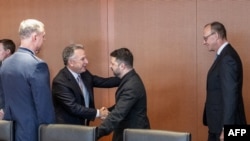 استیو ویتکوف نمایندۀ ویژۀ قصر سفید در حال احوال پرسی با ولودیمیرزلینسکی ریئس جمهور اوکراین در برلین، فریدریش مرتس، صدراعظم جرمنی نیز در کنار آنها ایستاده است.