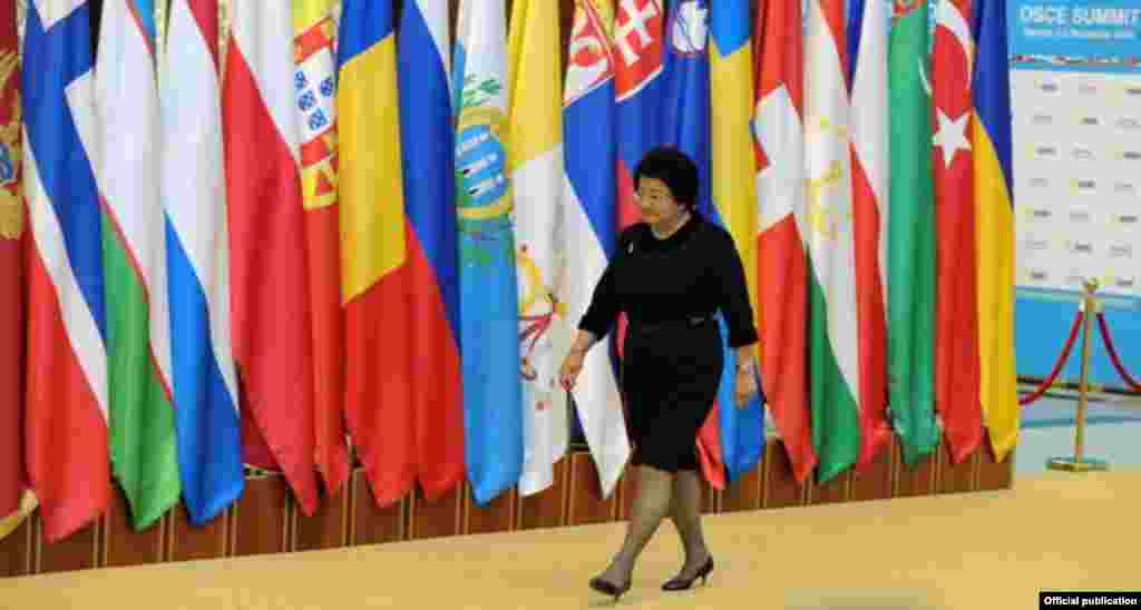 Роза Отунбаева всегда уверенно чувствовала себя на многочисленных международных саммитах. 