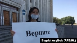 Корреспондент портала «Информбюро» Жанна Хабдулхабар проводит пикет у здания акимата Алматы, выражая несогласие с размером декретного пособия. 21 августа 2021 года