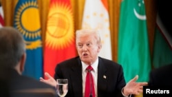  ABŞ-nyň prezidenti Donald Tramp 6-njy noýabrda Waşingtonda geçirilen Merkezi Aziýa sammitinde Gazagystanyň, Gyrgyzystanyň, Täjigistanyň, Türkmenistanyň we Özbegistanyň liderlerine ýüzlendi.
