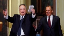 Нікас Кадзыяс і Сяргей Лаўроў на прэсавай канфэрэнцыі ў Маскве 11 лютага 2015