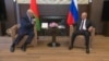 Президенти Росії і Білорусі провели переговори в російському Сочі вперше, відколи в Білорусі спалахнули протести після суперечливих виборів, на яких, як каже Лукашенко, він виграв шостий термін поспіль