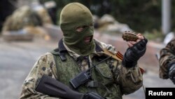 Вооруженный пророссийский сепаратист на КПП недалеко от аэропорта в Донецке, 10 сентября 2014 г.