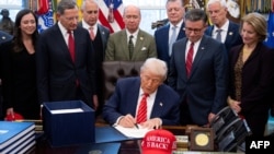 Presidenti amerikan, Donald Trump duke nënshkruar fondet për shpenzime për vitin fiskal 2026.