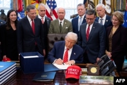 Президент США Дональд Трамп підписує оборонний законопроєкт. Вашингтон, 3 лютого 2026 року