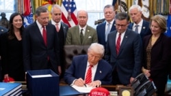 Президент США Дональд Трамп подписывает оборонный законопроект. Вашингтон, 3 февраля 2026 года