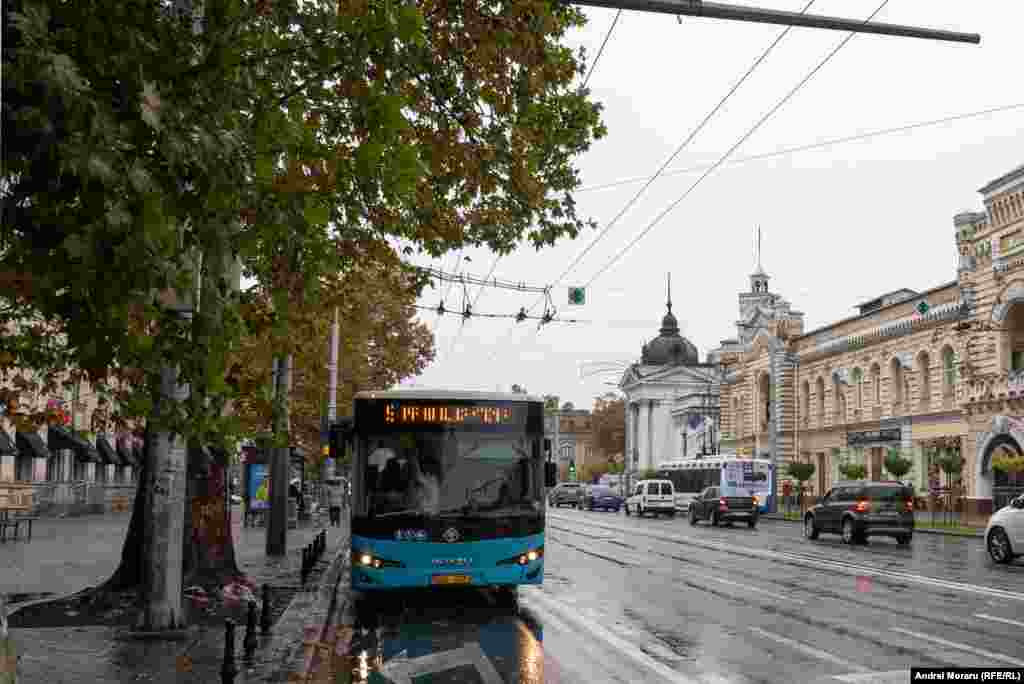 La sfârșitul secolului al XIX-lea, primarul Karol Schmidt a inițiat construirea unui nou sediu pentru Duma orașului (primăriei) pe locul fostei stații de pompieri. Proiectul a fost realizat de arhitectul Mitrofan Elladi, sub supravegherea lui Alexandru Bernardazzi, iar construcția a fost finalizată în 1902.Clădirea a fost distrusă de trupele sovietice în retragere în 1941 și refăcută de administrația română până în 1944, când a fost din nou avariată în timpul operațiunii Iași-Chișinău. Reconstrucția definitivă, condusă de arhitectul Robert Kurtz, a avut loc între 1946 și 1948, iar clădirea a fost redeschisă în 1951. Kurtz a păstrat aspectul original, cu excepția unor turnuri mai mici deasupra intrării principale.Clădirea găzduiește și astăzi Primăria Chișinău.