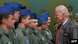 Vicepreședintele Joe Biden la baza militară aeriană de la Otopeni