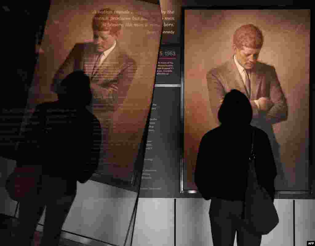 Expoiție dedicată lui John F. Kennedy la Newseum, Washington. 