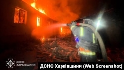 Рятувальники гасять пожежу на Харківщині, що виникла після російського удару, 20 квітня 2026 року