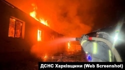 Ілюстраційне фото. Рятувальник ліквідовує наслідки російського удару, Харківщина, 20 квітня 2026 року 
