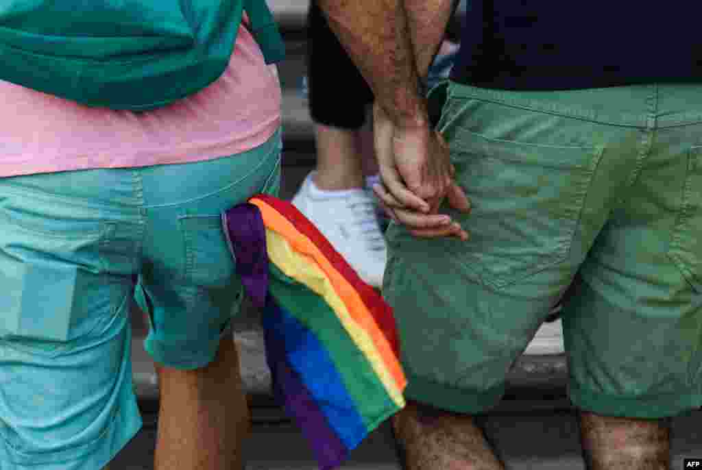 ЕУ - Европската унија отворила правна постапка против Унгарија и Полска поради дискриминација на припадниците на ЛГБТ заедницата.