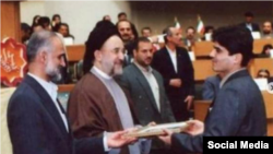 تصویری که مصطفی معین از اهدای جایزه توسط محمد خاتمی به اردشیر حسین‌پور منتشر کرده است