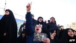 ხალხი გლოვობს ირანის უმაღლეს სასულიერო ლიდერ აიათოლა ალი ხამენეის. თეირანი, 1 მარტი, 2026