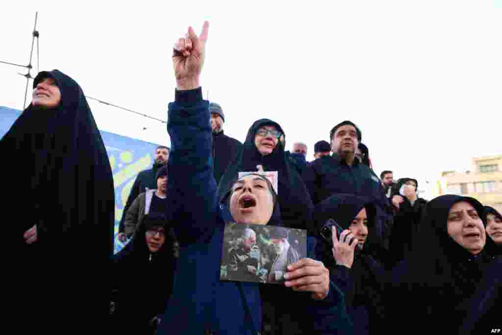 مراسم عزاداری در تهران در پی اعلام کشته شدن علی خامنه‌ای. هیئت دولت ایران در پی مرگ خامنه‌ای، هفت روز تعطیل رسمی و ۴۰ روز عزای عمومی اعلام کرد.