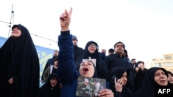 مردم در ۱ مارچ ۲۰۲۶ در میدانی در تهران، برای آیت‌الله علی خامنه‌ای، رهبر جمهوری اسلامی ایران که در حملات مشترک امریکا و اسرائیل کشته شد، سوگواری می‌کنند.