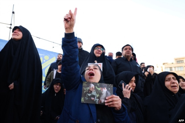 Прихильниці аятоли Хаменеї оплакують його смерть. Тегеран, 1 березня 2026 року.