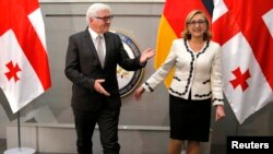 German Foreign Minister Frank-Walter Steinmeier (left) and Georgian Foreign Minister Tamar Beruchashvili during their meeting in Tbilisi on December 8