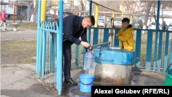 Нафта в Дністрі і черги за водою. Молдова після удару РФ по Дністровській ГЕС (фотогалерея)