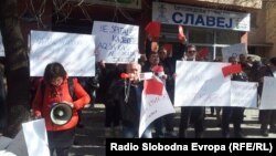 Архива: Протестен марш против одговорните за случајот со малата Тамара Димовска од Велес која почина, чекајќи го решението од Фондот за здравство за да замине на операција во Турција. 