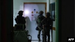  Израильские военные на территории больницы в Газе 