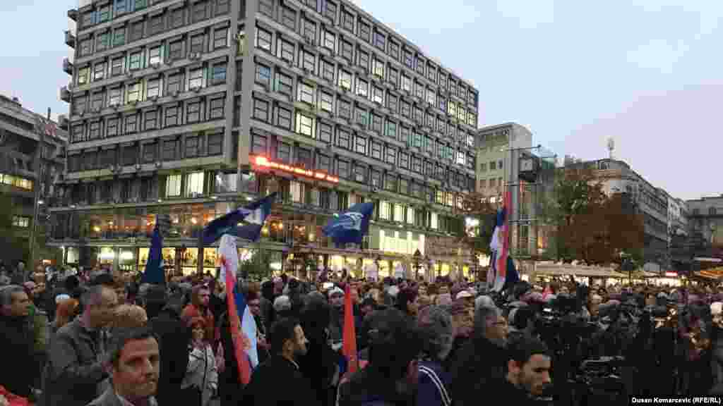 Građani ispred Trga republike, Beograd