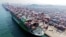 O navă de marfă și containere, într-un port din Qingdao, provincia Shandong din estul Chinei, pe 10 martie 2026.
