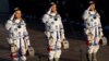 Kineski astronauti Tang Hongbo, Nie Haisheng i Liu Boming salutiraju pre poletanja u svemir 17. juna 2021. 