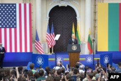Президент США Джо Байден выступает в Вильнюсском университете после окончания саммита НАТО