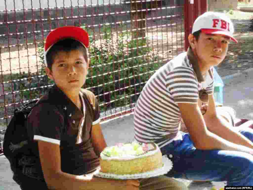 Eli tortly ýaş aşgabatlylar