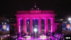 Germany -- US musician Jon Bon Jovi performs in front of the Brandenburg Gate in Berlin, 09Nov2009