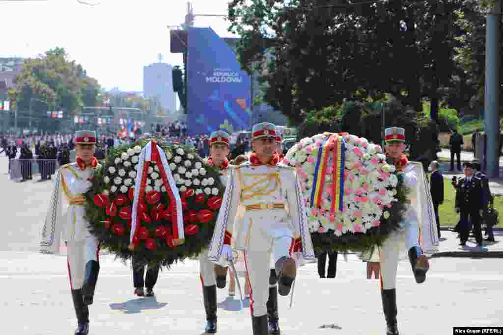 Manifestațiile au început cu depuneri de flori la monumentul lui Ștefan cel Mare și Sfânt