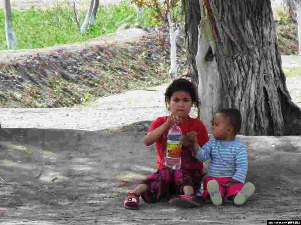 Biz gyzjagaz oglan jigisi bilen