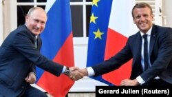 French President Emmanuel Macron (right) met with Russian President Vladimir Putin in France on August 19.