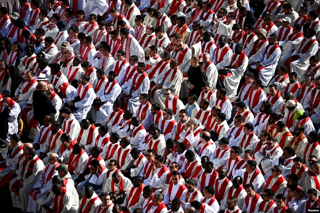 Anëtarë të klerit mblidhen përpara meshës mortore të Papa Françeskut në sheshin e Shën Pjetrit në Vatikan.