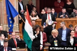 Ellenzéki képviselők szirénákkal szakítják meg a parlament plenáris ülését 2018. december 12-én