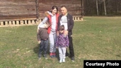 Гражданин Украины и Афганистана Кабир Мохамад со своей семьей.