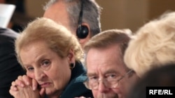 Madeleine Albright și Vaclav Havel la Praga